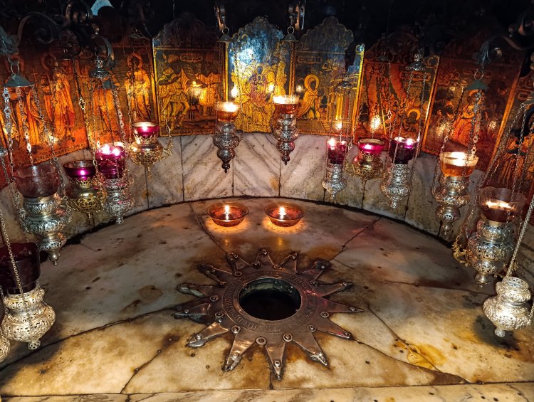 الْمَجْدُ لِلّه فِي الأَعَالِي، وَعَلَى الأَرْضِ السَّلامُ، وَبِالنَّاسِ الْمَسَرَّةُ..