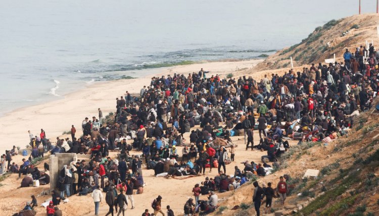 آلاف النازحين في قطاع غزة يعودون إلى الشمال في أجواء من الفرح
