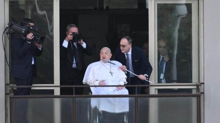 البابا فرنسيس يغادر المستشفى ويتوجه إلى بازيليك القديسة مريم الكبرى