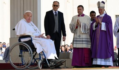 بعد تسريحه من المستشفى البابا فرنسيس يظهر لأول مرة في ساحة القديس بطرس