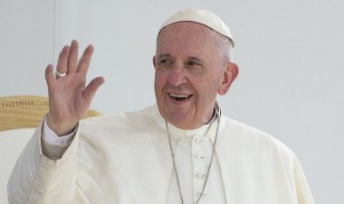 البابا يواصل فترة النقاهة بين الراحة والعمل ويلتقي الكاردينال بارولين