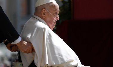 البابا فرنسيس يتوجه إلى بازيليك القديس بطرس ويلتقي الملك تشارلز وزوجته