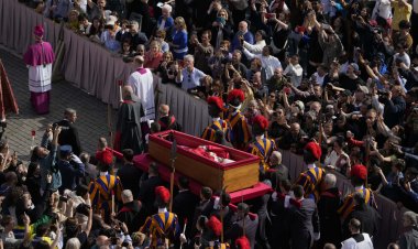 اليوم تم نقل جثمان البابا فرنسيس إلى بازيليك القديس بطرس والجمعة إغلاق النعش