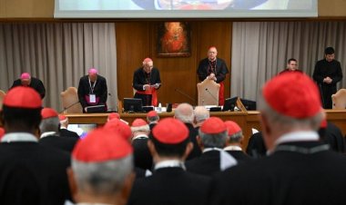 الكرادلة يتأملون حول شؤون الكنيسة والعالم وصفات البابا المقبل