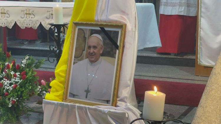 كنيسة اللاتين في مدينة غزة تقيم قداسا لراحة نفس البابا فرنسيس