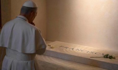 البابا لاوُن الرابع عشر يزور قبر البابا فرنسيس في بازيليك القديسة مريم الكبرى