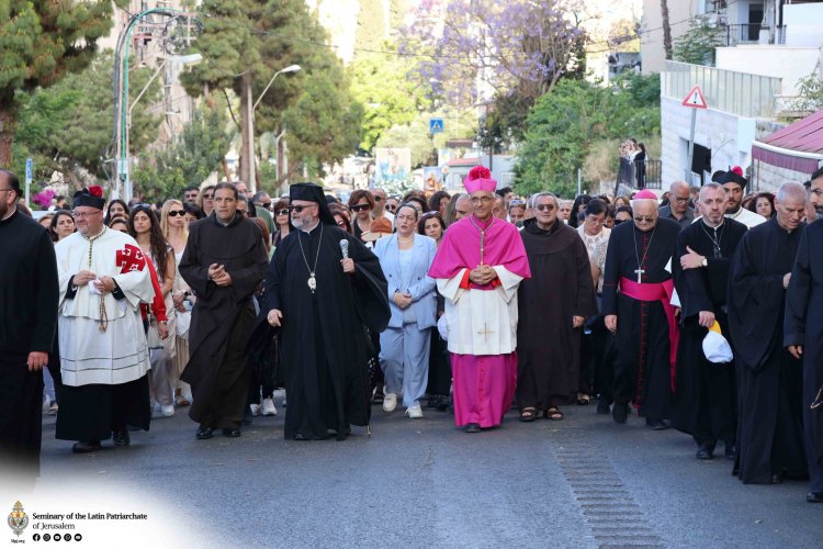 الآلاف يشاركون في مسيرة العذراء في حيفا ويبتهلون من أجل السلام