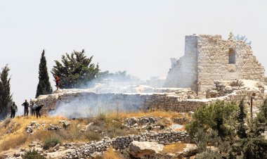 كهنة بلدة الطيبة يناشدون المجتمع الدولي للتدخل الفوري لايقاف اعتداءات المستوطنين المتكررة