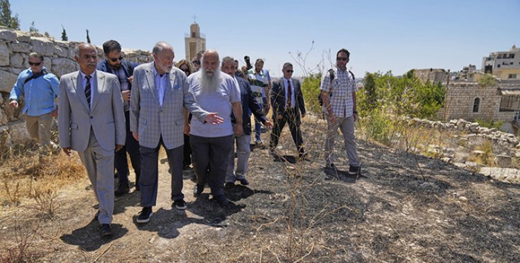 السفير الأميركي يدعو إلى محاسبة مهاجمي كنيسة الخضر في الطيبة