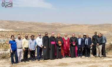 رئيس أساقفة مرسيليا ورئيس مؤتمر أساقفة فرنسا في زيارة تضامنية إلى بلدة الطيبة