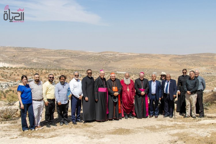 رئيس أساقفة مرسيليا ورئيس مؤتمر أساقفة فرنسا في زيارة تضامنية إلى بلدة الطيبة