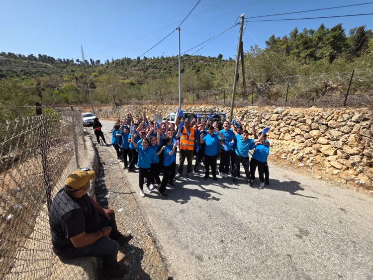 بلدية بيت جالا تنفذ حملة توعية بيئية في شارع كريمزان بالتعاون مع مدرسة لاورا فيكونيا