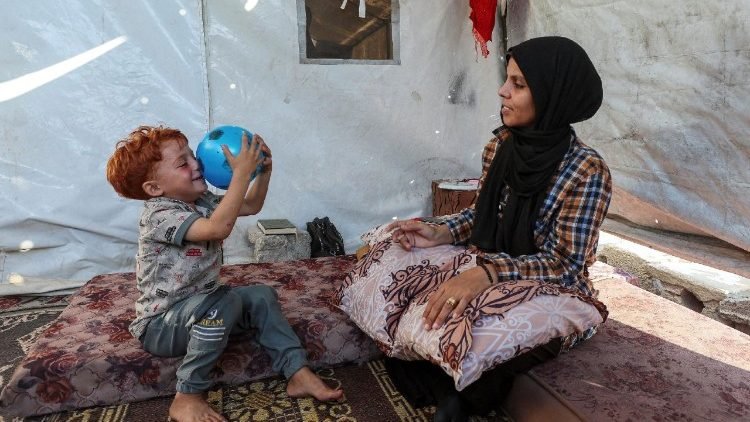 البابا يرسل خمسة آلاف جرعة من المضادات الحيوية لأطفال غزّة