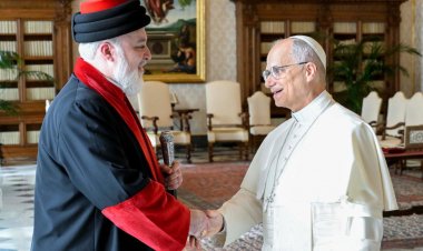 البابا لاون الرابع عشر يستقبل بطريرك كنيسة المشرق الآشورية مار آوا الثالث وأعضاء اللجنة المشتركة للحوار