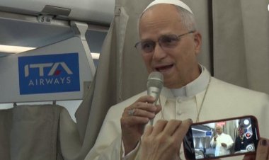 البابا لاوون في تصريح له بالطائرة الى لبنان: الدولة الفلسطينية هي الحل "الوحيد" للصراع مع إسرائيل