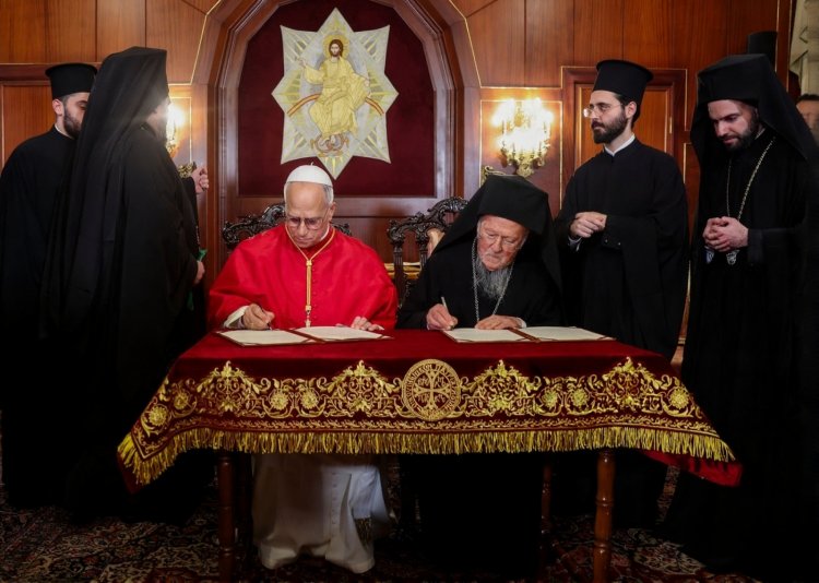 البابا لاون الرابع عشر والبطريرك برتلماوس يوقعان على إعلان مشترك لمناسبة الزيارة الرسولية