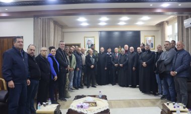 محافظة جنين والمؤسسات تعيد نصب شجرة الميلاد التي تعرض للحرق في دير اللاتين