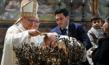 البابا لاوُن الرابع عشر يترأس قداسا إلهيا احتفالا بعيد عماد الرب ويعمد عددا من الأطفال