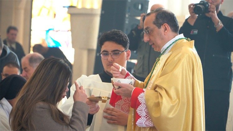 النائب البطريركي للاتين في الأردن المطران إياد الطوال يتحدث إلى وسائل الاتصالات الفاتيكانية