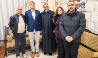 الأب فواضلة استعرض آثار الاعتداءات على سكان الطيبة أمام وفد من سفارة الولايات المتحدة