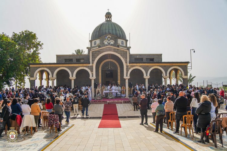 الكاردينال بيتسابالا يترأس قداس أحد التطويبات على جبل التطويبات بمشاركة المطران يوسف متى والمطران موسى الحاج