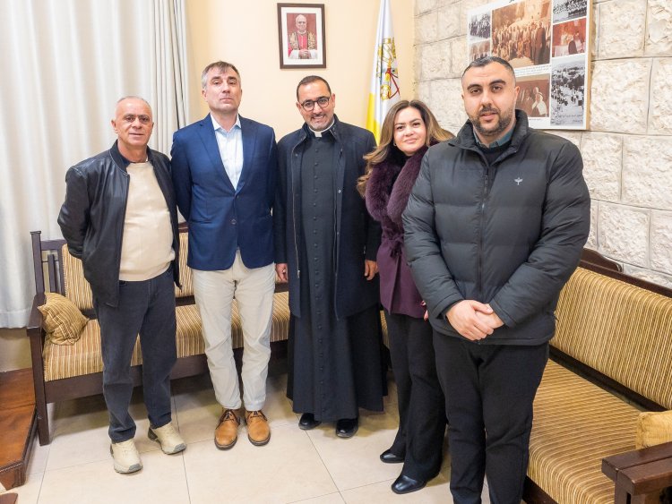 الأب فواضلة استعرض آثار الاعتداءات على سكان الطيبة أمام وفد من سفارة الولايات المتحدة