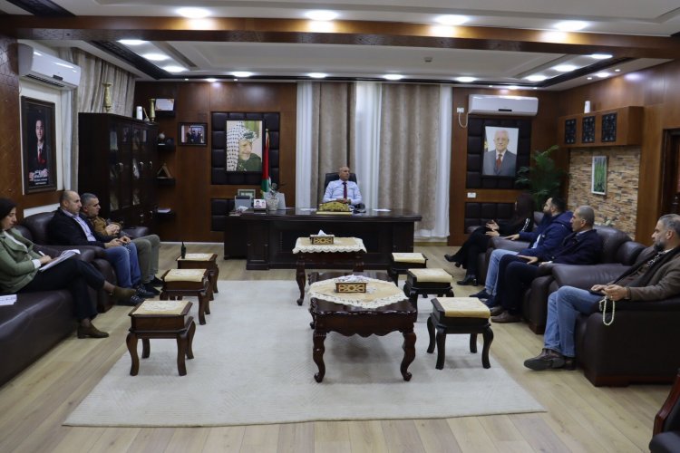 محافظ جنين يلتقي جمعية الكتاب المقدس الفلسطينية لبحث مشروع محلي