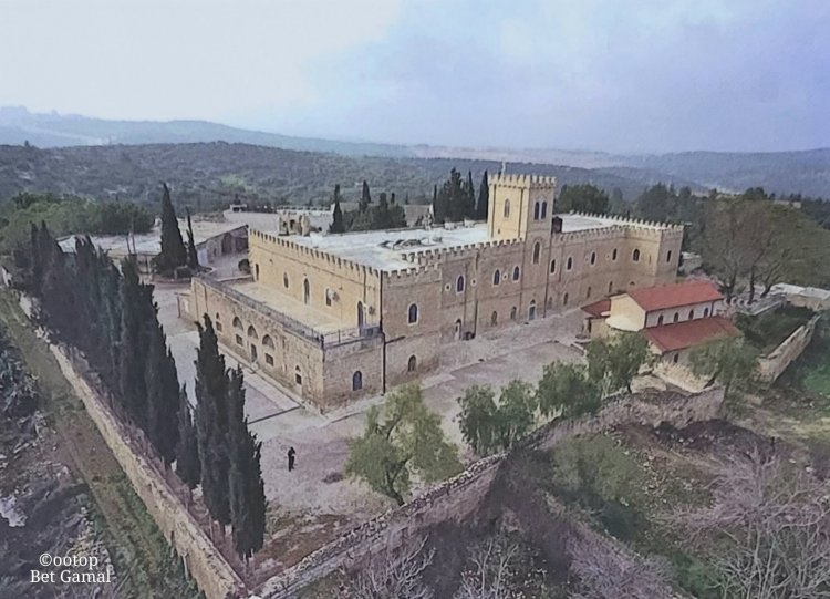 حريق داخل مبنى دير بيت جمال في قضاء القدس مجهول المصدر