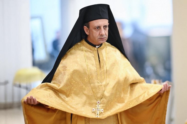 الأرشمندريت سيمون خوري يدعو عائلة من الزرازير للإقامة في كنيسة كفر كنا حتى ترميم منزلها