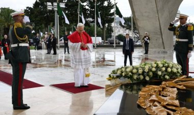 البابا لاوُن الرابع عشر يبدأ زيارته الرسولية إلى الجزائر بزيارة مقام الشهيد