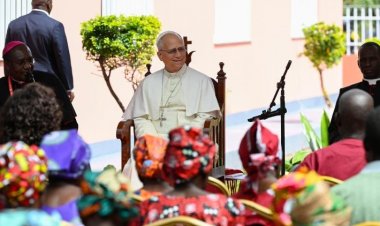 البابا لاوُن الرابع عشر يزور دار رعاية المسنين في ساوريمو في أنغولا
