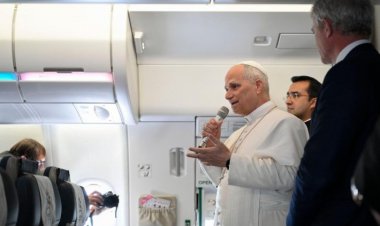 البابا لاوُن الرابع عشر يلتقي الصحفيين خلال العودة إلى روما ويتحدث بصراحة عن مواضيع شائكة وحسّاسة