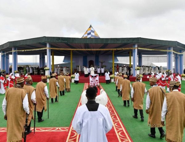 البابا لاون الرابع عشر يختتم زيارته الرسولية إلى الكاميرون برسالة رجاء