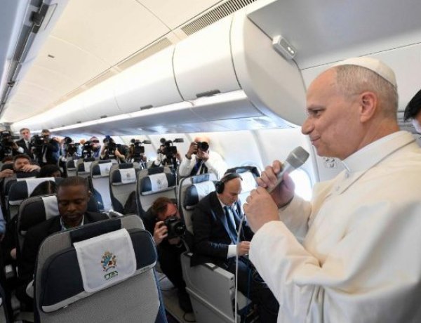 البابا لاوُن الرابع عشر يتحدث بصراحة إلى الصحفيين خلال توجهه إلى أنغولا