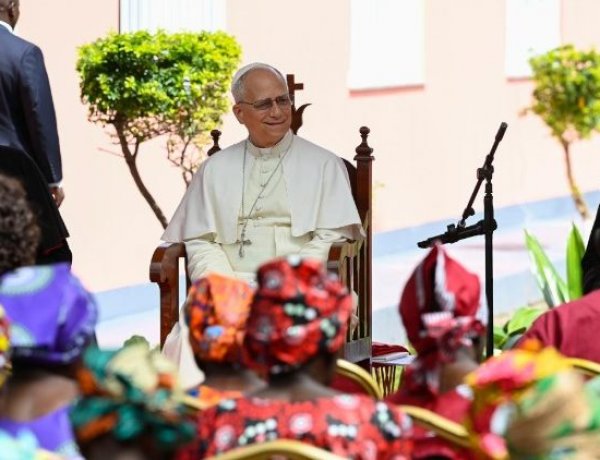 البابا لاوُن الرابع عشر يزور دار رعاية المسنين في ساوريمو في أنغولا