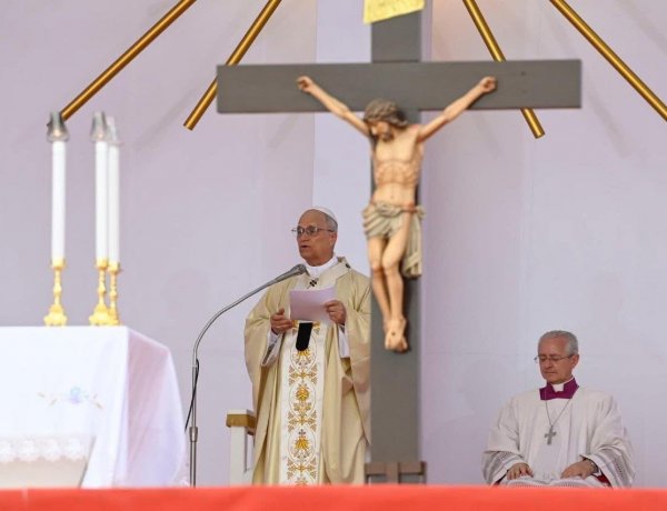 البابا لاون يترأس القداس الإلهي في سهل كيلامبا في أنغولا ويدعو إلى تضميد جراح الماضي وبناء مستقبل الرجاء