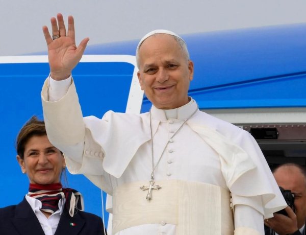 البابا لاون الرابع عشر يغادر أنغولا ويتوجه إلى غينيا الاستوائية