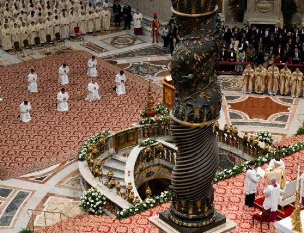 البابا لاوُن الرابع عشر يمنح السيامة الكهنوتية لعشرة كهنة جدد في بازيليك القديس بطرس