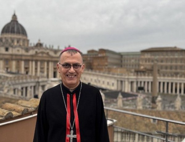 البابا لاوُن يمنح البطريرك مار بولس الثالث نونا الشركة الكنسية على رأس الكنيسة الكلدانية