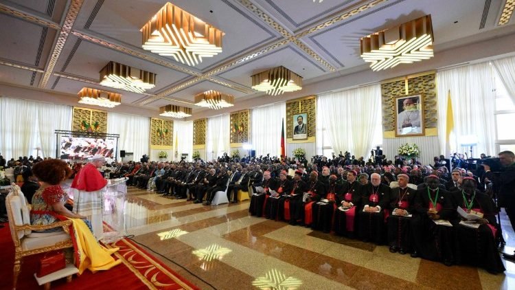 البابا يصل إلى الكاميرون ويلتقي السلطات وممثلي المجتمع المدني والسلك الدبلوماسي