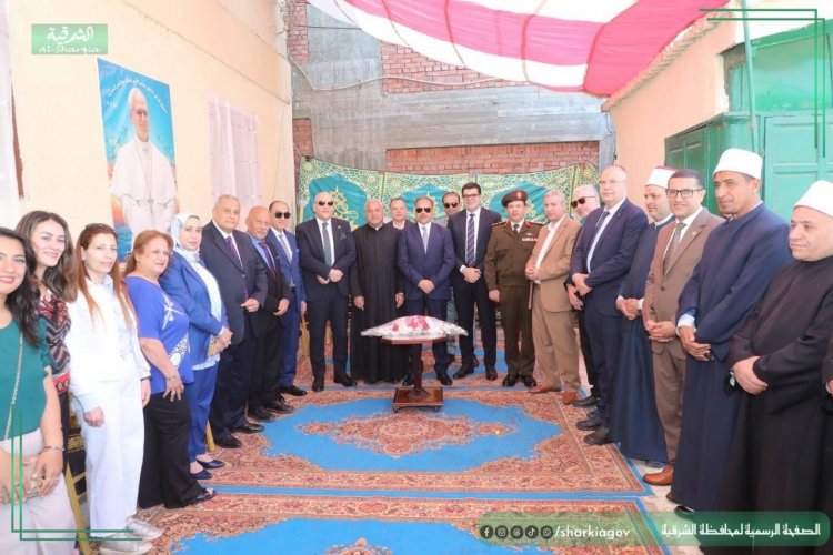 كنيسة الأقباط الكاثوليك بالزقازيق في مصر تستقبل محافظ الشرقية للتهنئة بعيد القيامة المجيد