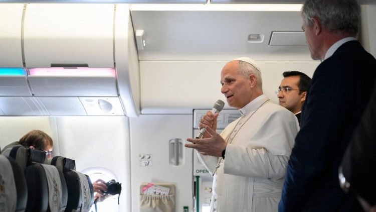 البابا لاوُن الرابع عشر يلتقي الصحفيين خلال العودة إلى روما ويتحدث بصراحة عن مواضيع شائكة وحسّاسة