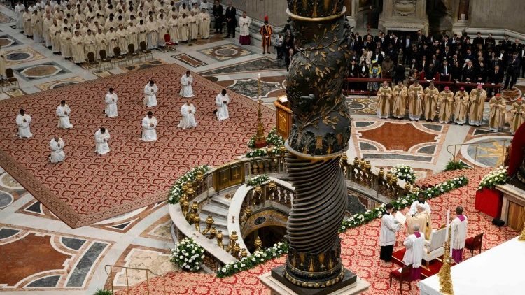 البابا لاوُن الرابع عشر يمنح السيامة الكهنوتية لعشرة كهنة جدد في بازيليك القديس بطرس