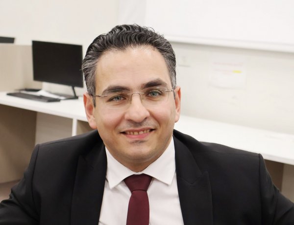 تَبقى القصائدُ