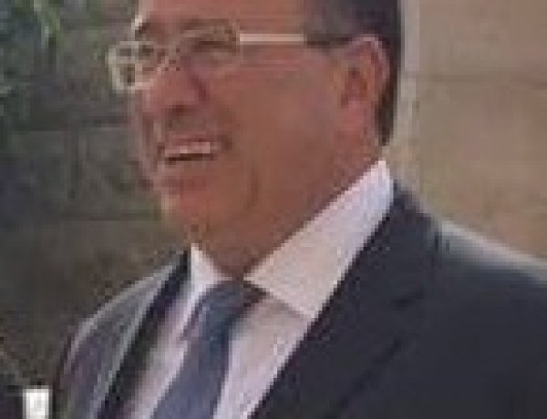 الشفاعمري بروفيسور فريد نخول ينقذ حياة مهندس من كوكب على متن الطائرة
