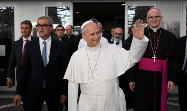 البابا لاوُن الرابع عشر يغادر المستشفى ويعود إلى الفاتيكان بعد تحسّن حالته الصحية