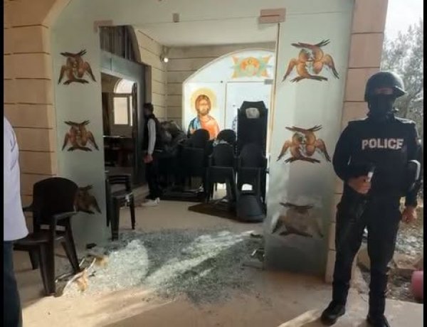 البابا يدعو إلى السلام في اليمن ويتضامن مع ضحايا الاعتداء الإرهابي في الأردن