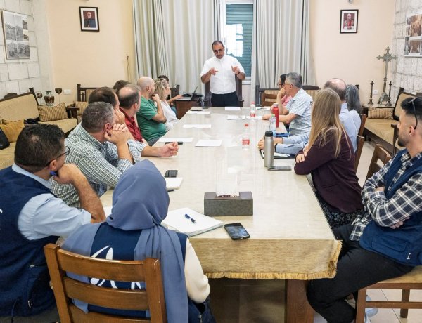 وفد من مجلس الأساقفة الكاثوليك في الولايات المتحدة يزور الطيبة ويطلع على واقع الحضور المسيحي الفلسطيني